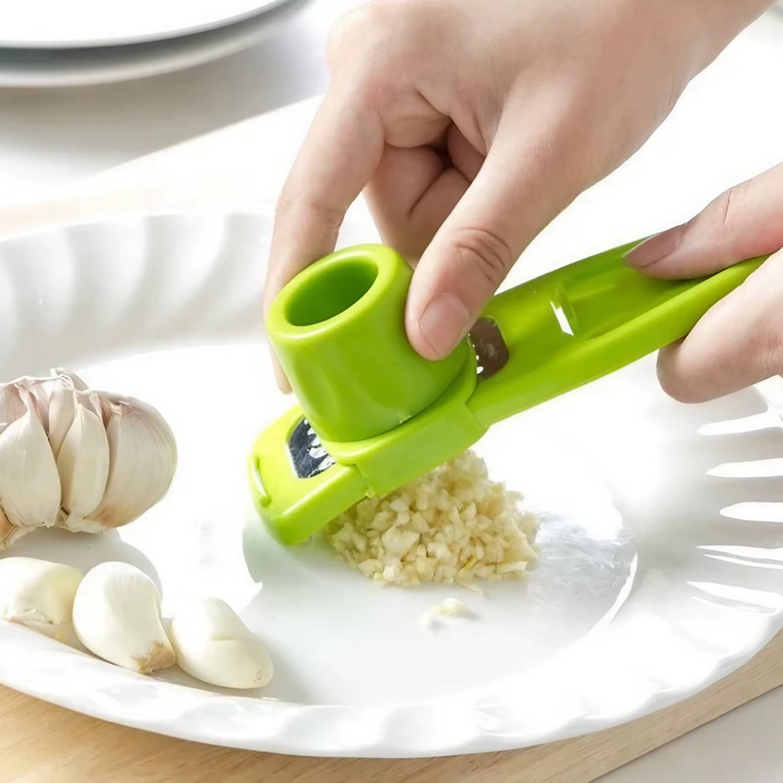 Effortless Mini Garlic Grinder - Your Essential Kitchen Gadget for Mashing Garlic!