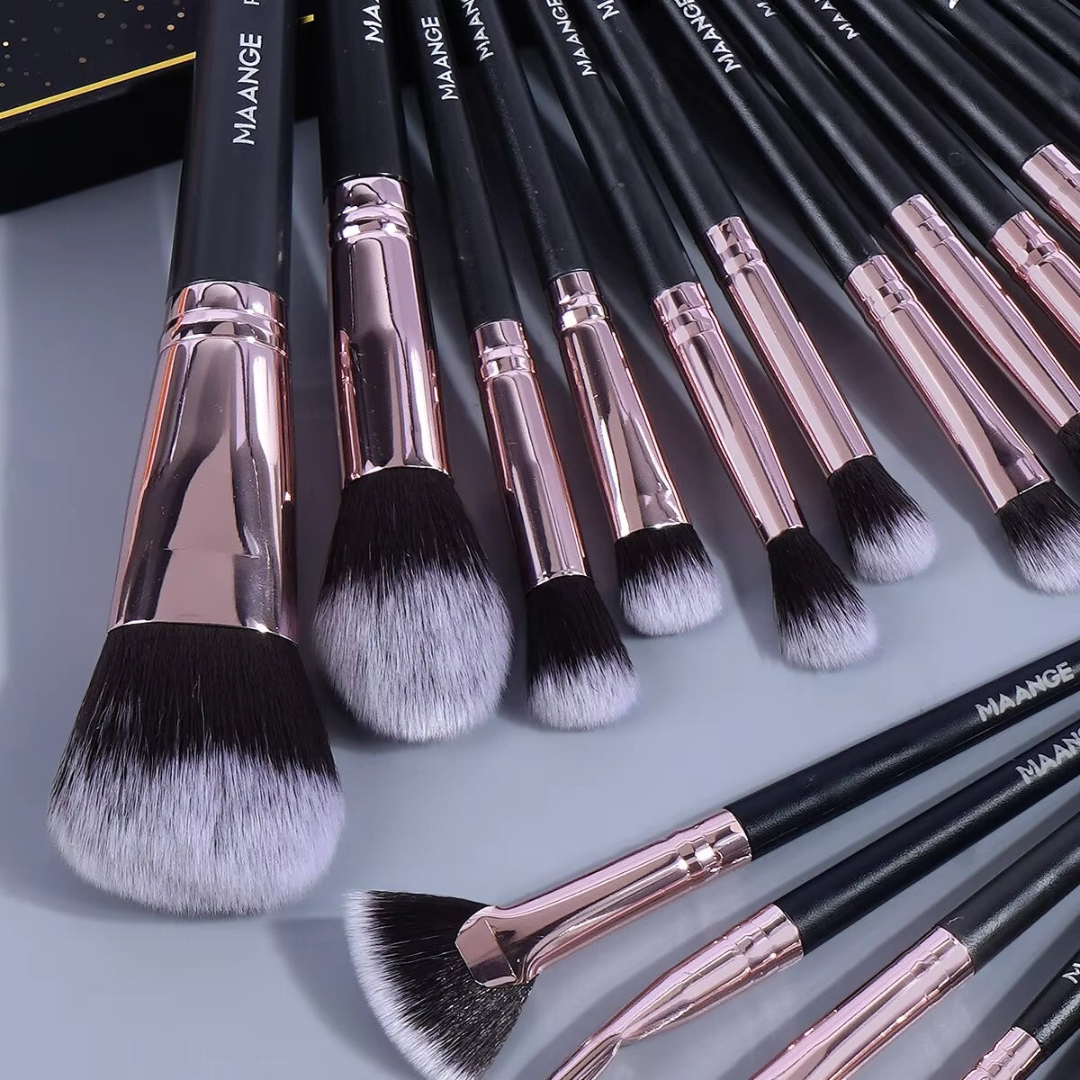 20Pcs Professional Makeup Brush Set with Box - Perfect for Powder, Eye Shadow, Foundation, and Blush!